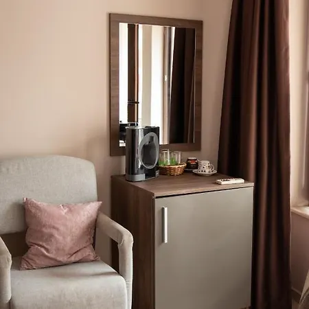 Oppium Restaurant & Garden Szálloda 2*