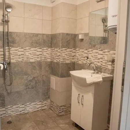 Oppium Restaurant & Garden Szálloda 2*