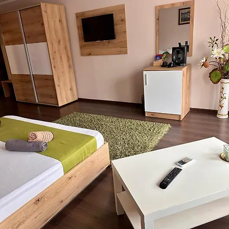 Oppium Restaurant & Garden Hotel 2*