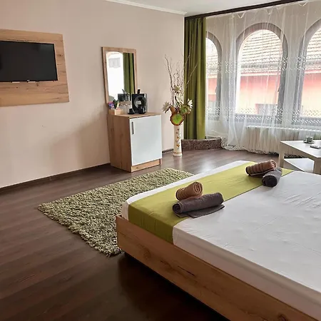 Oppium Restaurant & Garden 2* Rusze