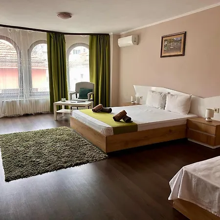 Hotel Oppium Restaurant & Garden