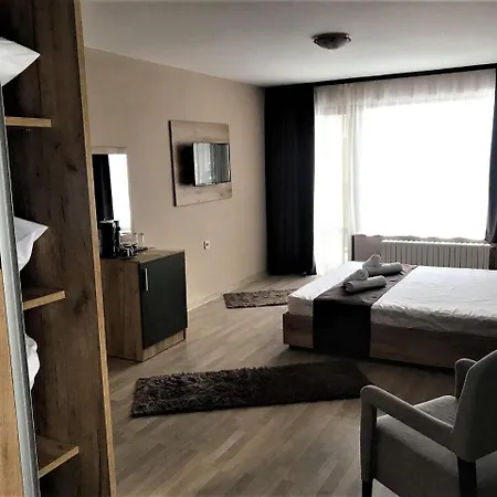 Oppium Restaurant & Garden Szálloda Rusze