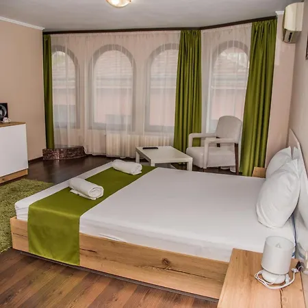 Oppium Restaurant & Garden Hotel 2*