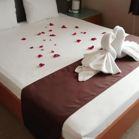 Oppium Restaurant & Garden Szálloda Rusze