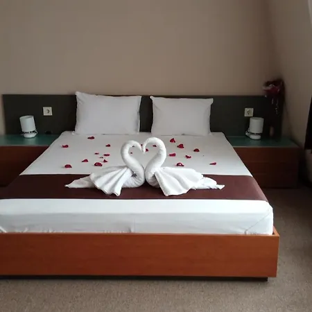Oppium Restaurant & Garden Hotel 2*