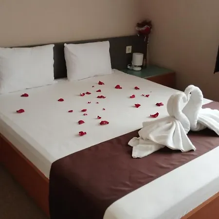 Oppium Restaurant & Garden Hotel 2*