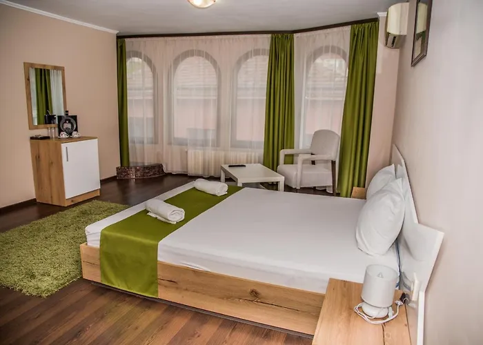 Oppium Restaurant & Garden Hotel 2*